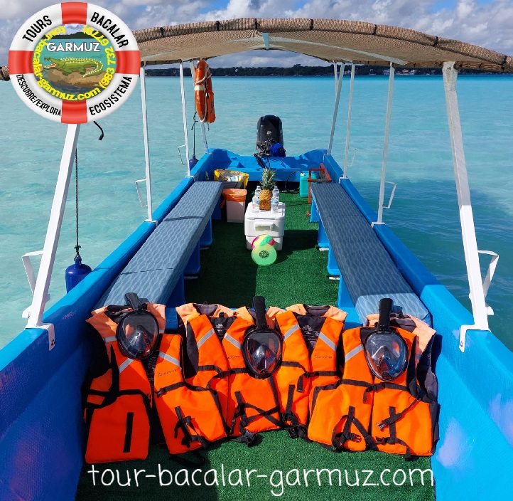 Equipo de recreación Tour Bacalar Garmuz en la laguna de Bacalar