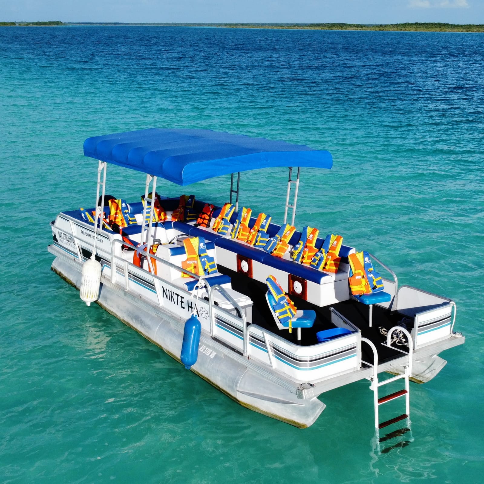 Equipo de recreación Tour Bacalar Garmuz en la laguna de Bacalar